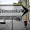 Ein Schild weist auf das Stimmlokal im Berner Generationenhaus hin. Die Schweizer sollen nach dem Willen der SVP über eine Begrenzung ...