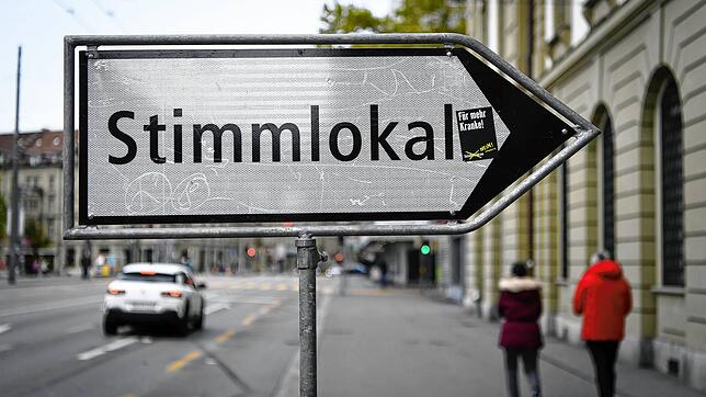 Ein Schild weist auf das Stimmlokal im Berner Generationenhaus hin. Die Schweizer sollen nach dem Willen der SVP über eine Begrenzung ...