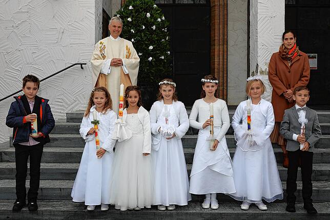 Eine weitere Gruppe von Erstkommunion-Kindern in St. Oswald in Stockach (in alphabetischer Reihenfolge): Noemi Abruzzese, Lisann ...