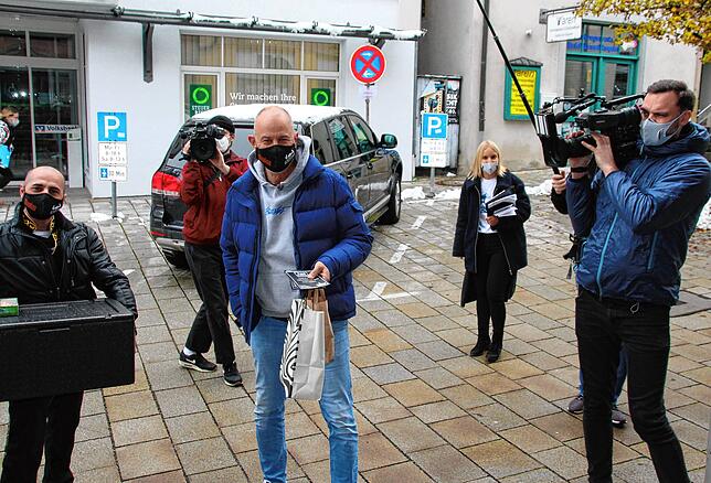 Frank Rosin in der Pfullendorfer Hauptstraße mit seinem Team.