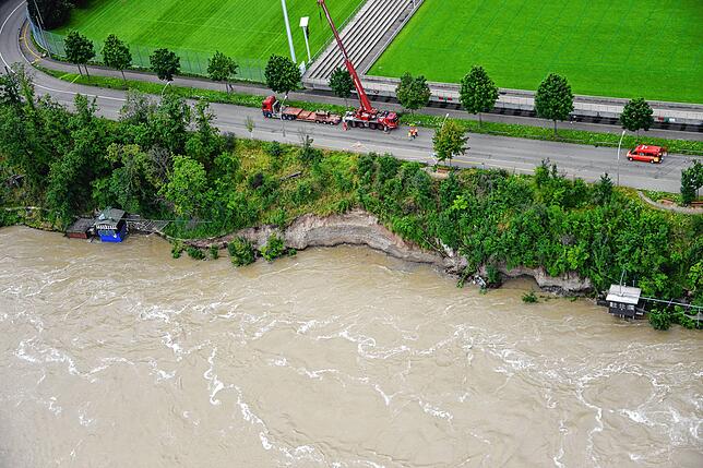 Am Rheinufer in Basel ist auf Höhe Rankhof ein Hang abgebrochen. Die Grenzacherstraße ist für mehrere Tage gesperrt.
