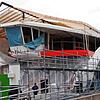 Mitarbeiter der Stadtwerke installierten eine Holzkonstruktion als schützendes Dach für die neue Fähre.