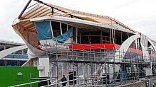 Mitarbeiter der Stadtwerke installierten eine Holzkonstruktion als schützendes Dach für die neue Fähre.