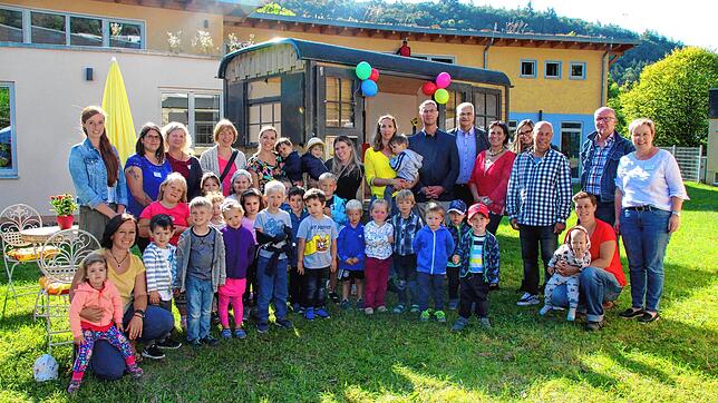 Im September 2019, wurde das Familienzentrum beim Kinderland Hohenlupfen eingeweiht. Vorn, links Erzieherin Yvonne Schanz, ...