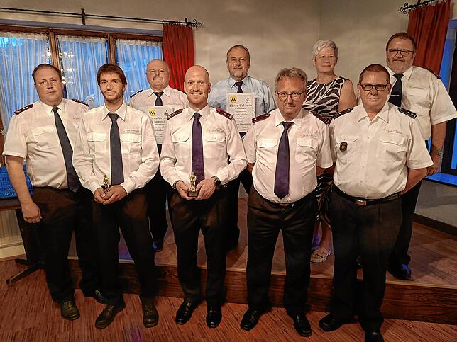 Die Geehrten und die Ehrenden stellten sich zu einem Erinnerungsbild. Das Bild zeigt von links: (vordere Reihe) Kommandant Marcus Siber, ...
