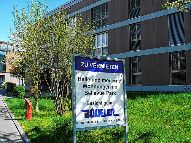 Zu Vermieten: Das Schild weist auf diese Neubauwohnungen in direkter Nähe zur deutschen Grenze hin.