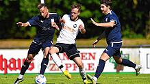Erdal Kizilay (links) und Marko Mijatovic (rechts) trafen für den VfB Waldshut in Emmendingen beim 2:1-Sieg zum Aufstieg in die Landesliga