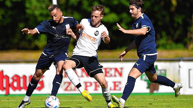 Erdal Kizilay (links) und Marko Mijatovic (rechts) trafen für den VfB Waldshut in Emmendingen beim 2:1-Sieg zum Aufstieg in die Landesliga