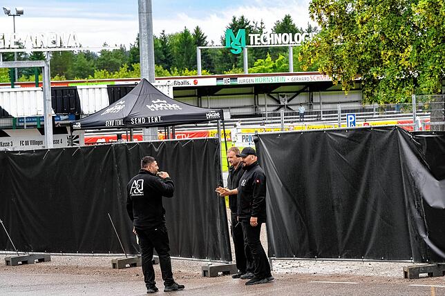 Security und Absperrungen befinden überall rund um das Villinger Spielgelände.