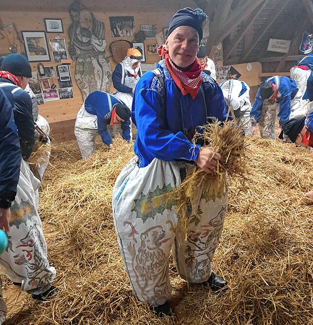 Gast-Wuescht Rolf Ade polstert seine Hose aus.