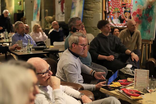 Auf mehreren Kanälen schauen die FDP-Mitglieder bei ihrer Wahlparty im Rathauscafé nach Prognosen und Hochrechnungen. Das ZDF sieht die ...