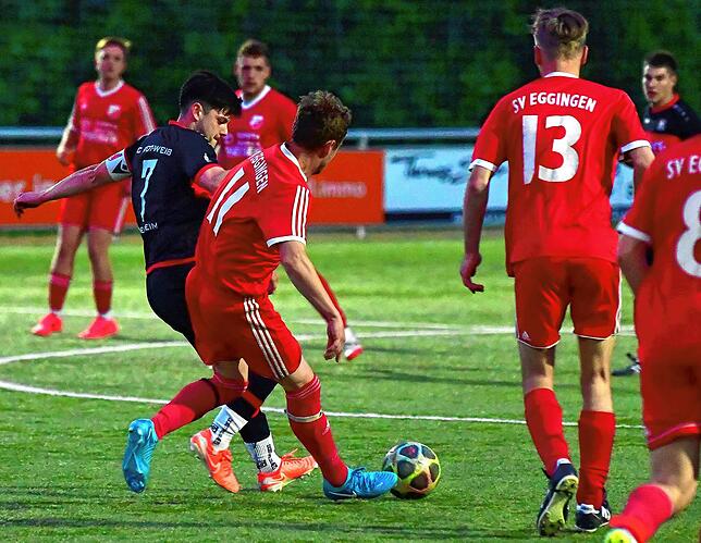 Zweifacher Torschütze: Aaron Zimmermann (links, gegen Valentin Winkler) legte den Grundstein zum 8:0-Kantersieg gegen den SV Eggingen ...