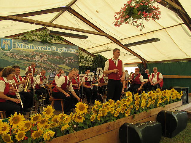 Bild 3: Bilder: Heißes Sommerfest in Engelswies mit Blaskapelle Peng
