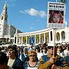 Gläubige halten in Rom ein Bild von Madeleine McCann in der Hand. Im Mai 2007 verschwand Maddie in Portugal. Bis heute ist der Fall ...
