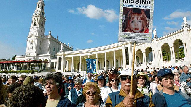 Gläubige halten in Rom ein Bild von Madeleine McCann in der Hand. Im Mai 2007 verschwand Maddie in Portugal. Bis heute ist der Fall ...