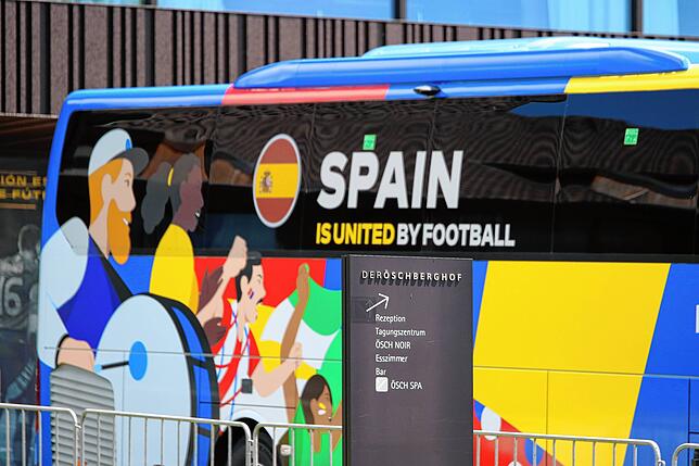 Bild 18: Die Spanier sind in Donaueschingen angekommen. Unsere Bildergalerie vom ersten EM-Tag auf der Baar!