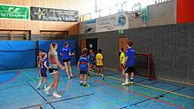 Betreuer spielen mit den Kinder Handball in der Münchriedhalle bei den DJK Summer Games.