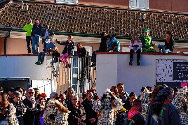 Bild 5: Die Bad Dürrheimer Narren führen ihre Tänze vor dem Rathaus vor – exklusive Bilder!