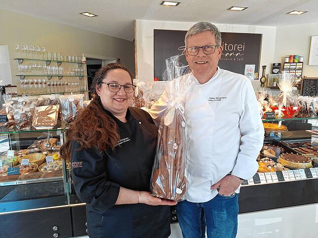 Sabine Bergmann und Ehemann Volker, Kaffee-Sommelier im Café der Familie, mit dem größten Hasen-Exemplar.