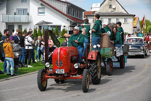 Bild 27: Gute Stimmung beim Jubiläumsumzug des Musikvereins Liggersdorf im Rahmen des Bezirksmusikfestes