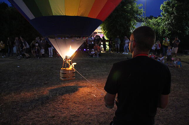Beim stimmungsvollen Ballonglühen stehen die Zuschauer dicht gedrängt um die drei kleinen Ballone, die von Ballonsport Bölling ...