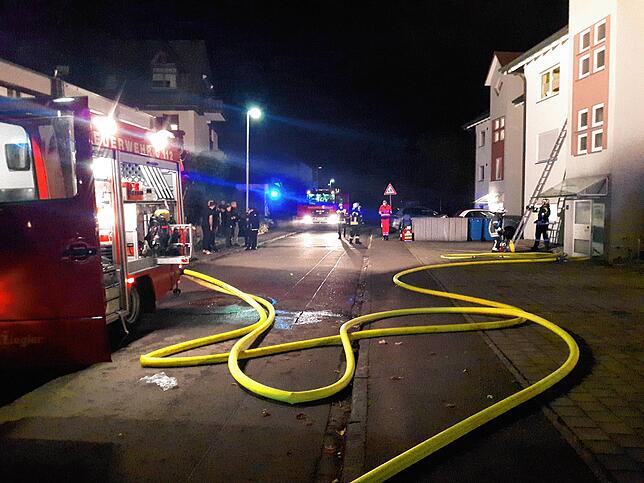 Im Radolfzeller Ortsteil Güttingen ist die Feuerwehr am späten Sonntagabend, 7. Oktober, zu einem Wohnungsbrand gerufen worden.