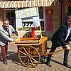Dietmar Bitzenhofer (links) und der Häfler Chefarzt Hans-Walter Vollert lassen sich weiterhin für den guten Zweck vor den Karren ...