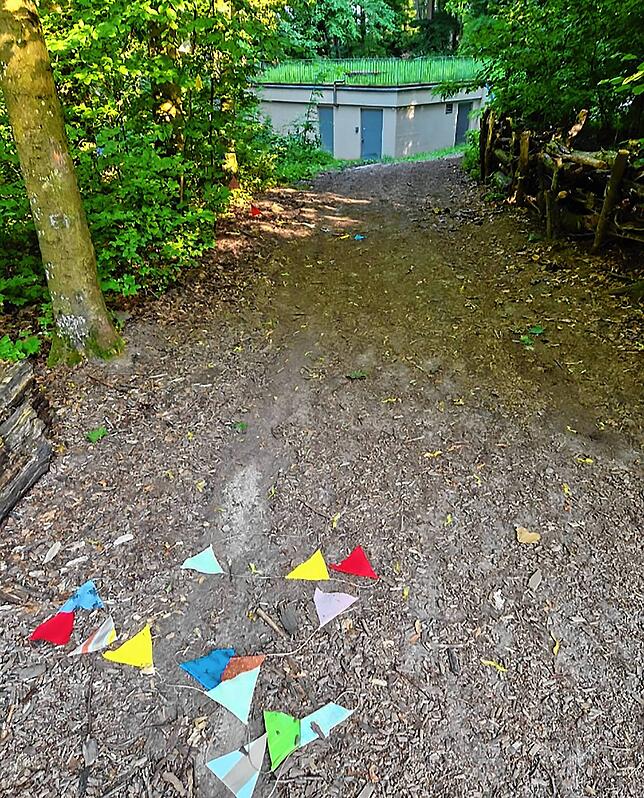 Die Wimpelkette im Waldkindergarten Waldshut liegt am Boden.