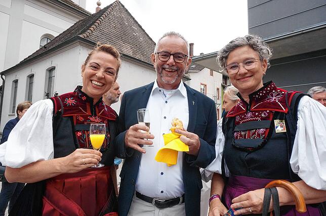 Bild 2: Bilder des Sektempfangs der Chilbi: Gute Laune auf dem Kirchplatz