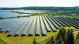 Dieses von EnBW zur Verfügung gestellte Foto zeigt den Solarpark Langenenslingen im Kreis Biberach.