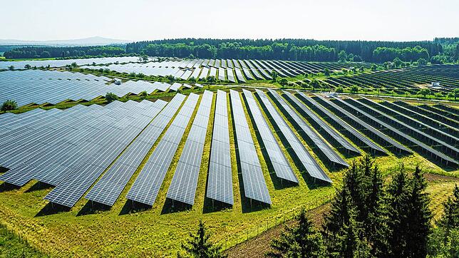 Dieses von EnBW zur Verfügung gestellte Foto zeigt den Solarpark Langenenslingen im Kreis Biberach.