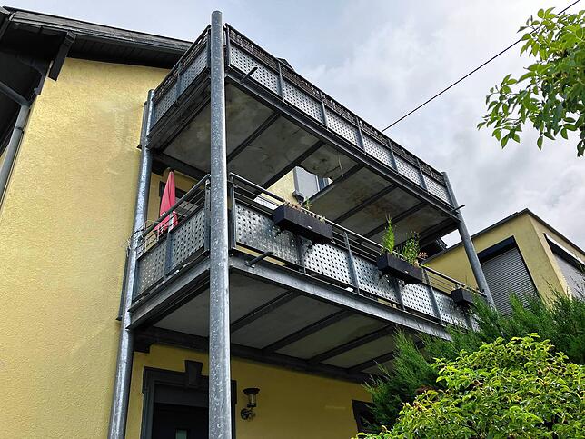 Fast drei Meter tief stürzte die Mieterin vom Balkon auf den darunterliegenden Balkon.