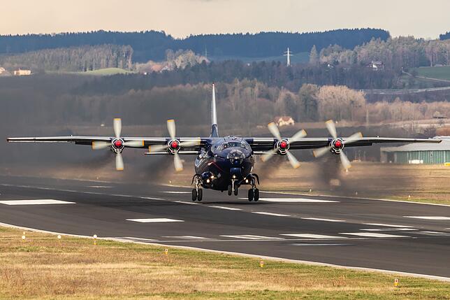 Die Antonov An-12BK der Ukraine Air Alliance hat einen MTU-Motor an Bord.