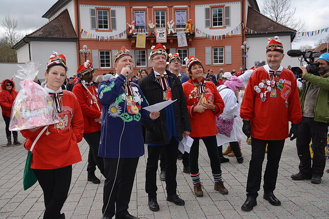 Ausnahmsweise hat die Narrenzunft ein Geschenk für den Bürgermeister dabei.