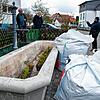 Der mit Erde befüllte und bepflanzte Dorfbrunnen wurde am 17. April von bislang namentlich nicht bekannten Bürgern geleert. Erde und ...