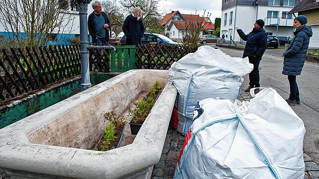 Der mit Erde befüllte und bepflanzte Dorfbrunnen wurde am 17. April von bislang namentlich nicht bekannten Bürgern geleert. Erde und ...