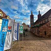 Seit vergangener Woche wehen (von links) die Stadtfahne, die Israelfahne und die Fahne Mayors for peace (Bürgermeister für den Frieden) ...