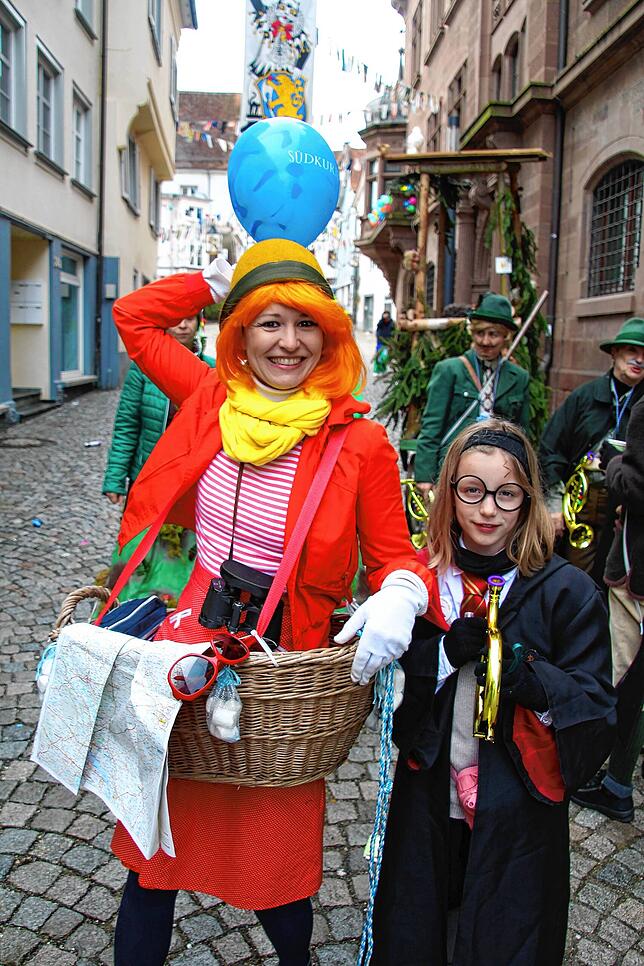 Eva Schank war als Ballonfahrerin am Schmotzigen in Meßkirch unterwegs. Bild: Manfred Dieterle-Jöchle