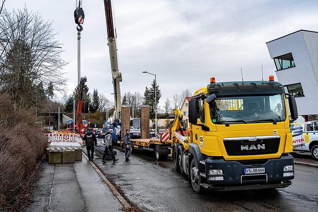 Mit schwerem Gerät ist am Mittwoch die Behelfsbrücke geliefert und montiert worden.