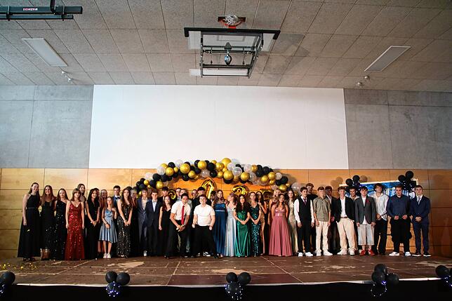 Die Schüler der Christlichen Schule Hochrhein Waldshut freuen sich über ihren erfolgreichen Schulabschluss.