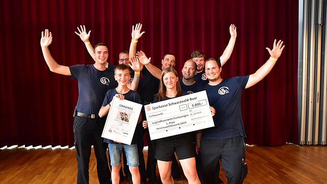 Großer Jubel bei der Jugendfeuerwehr Furtwangen über 5000 Euro und damit den ersten Platz bei der Leserabstimmung in der Kategorie ...