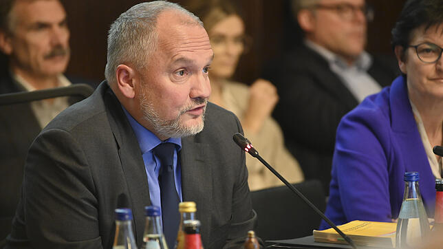 OB Martin Staab schildert im Gemeinderat den Haushalt 2020.