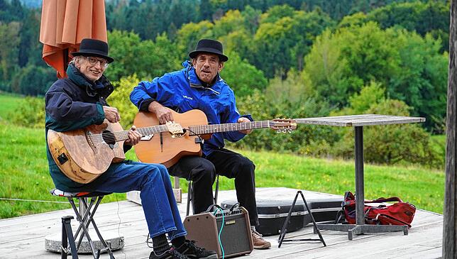 „Swinging Caravan“ untermalten bei der „Apfelradlrunde“ im vergangenen Herbst mit Gypsy-Jazz-Klängen den ...