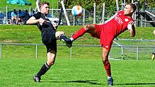 Der Zweikampf zwischen dem SV Deggenhausertal (Vincent Mager, rechts) und dem SV Mühlhausen (Marc Labusch) endete mit einem 1:1.