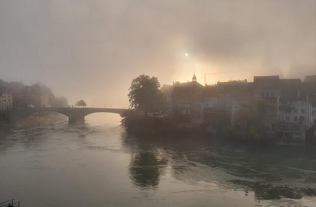 Wie aus einer anderen Zeit: Der Morgennebel taucht Laufenburg am Donnerstag, 6. Oktober, 2022 in ein mythisches Ambiente.