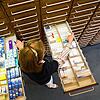Eine Apothekerin steht vor einer ausgezogenen Medikamenten-Schublade. Die Liste der Lieferengpässe wird immer länger.
