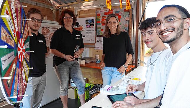 Mitarbeiter der Stadt, von links Paul Geene, Andrea Stehle und Nadja Hörsch, baten die Besucher zur Umfrage zum Stadtfest, hier Taman ...