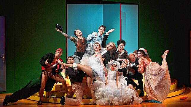 Überspanntes Körpertheater: Regisseur Herbert Fritsch setzt das Grönemeyer-Musical &bdquo;Pferd frisst Hut&ldquo; gewohnt bunt und ...