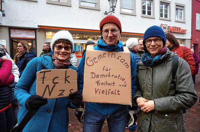 Aus Grießen sind Corinna Töpperwien (von links), Günter Meier und Ines Peter zur Kundgebung nach Waldshut gekommen.