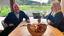 Martin Hahn und Sabine Becker auf dem Helchenhof in Überlingen-Bonndorf. An diesem Tisch werden wichtige Entscheidungen gefällt.